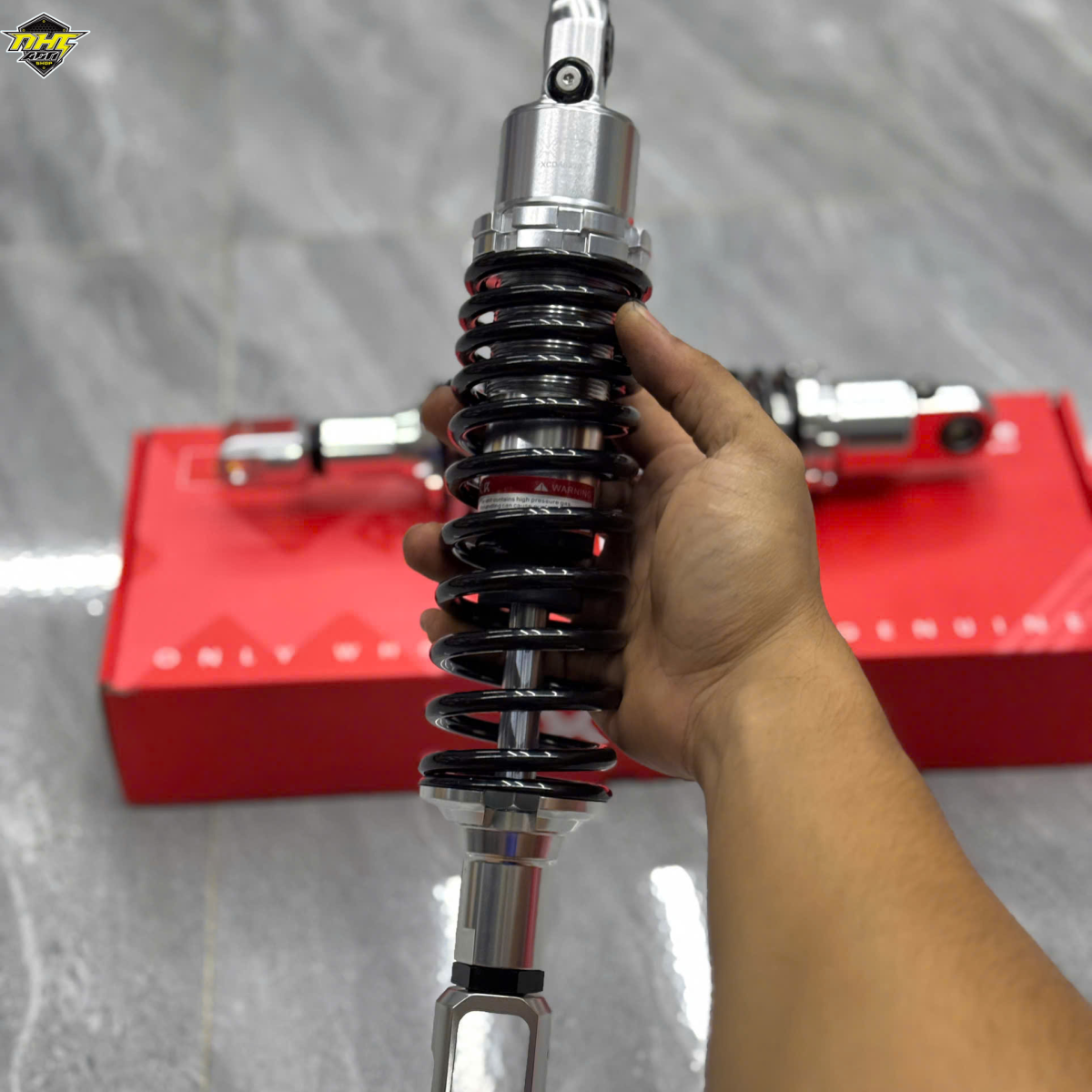 PHUỘC X1R 1 TĂNG CHỈNH CHIỀU CAO CHO AB CÁC ĐỜI LÒ XO ĐEN TY TRẮNG